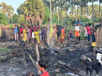 In Bihar's Nawada, village goons on the rampage, 80 houses of Dalits burnt after firing, massive security deployment | बिहारमधील नवादा येथे गावगुंडांचा धुमाकूळ, गोळीबारानंतर दलितांची ८० घरं जाळली, मोठ्या प्रमाणात बंदोबस्त तैनात