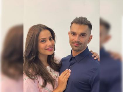 The first glimpse of Bipasha Basu's daughter came out, fans showered love on the goddess | Bipasha Basuच्या लेकीची पहिली झलक आली समोर, देवीवर चाहत्यांनी केला प्रेमाचा वर्षाव