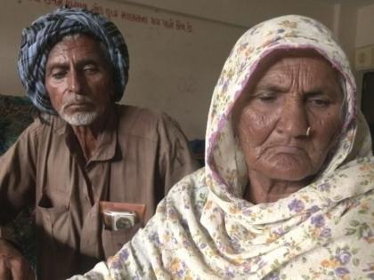 elderly couple from gujarat lost their home thrice in cyclones know what they said on biparjoy | Biparjoy Cyclone : एकदा दोनदा नव्हे तर 'या' वृद्ध जोडप्याने चक्रीवादळात तीनदा गमावलं घर; बिपरजॉयवर म्हणतात...