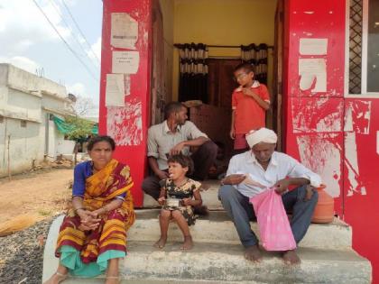 With the cancellation of Gharkul, family staged a protest in Hirapur Gram Panchayat of chandrapur district | घरकुल रद्द केल्याने ‘त्या’ कुटुंबाने चक्क ग्रामपंचायतीत थाटले बिऱ्हाड