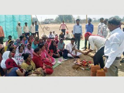 The project victims performed the ground breaking ceremony at the entrance of birsi Airport | अन् त्यांनी चक्क विमानतळाच्या प्रवेशव्दारासमोरच केले घराच्या बांधकामाचे भूमिपूजन