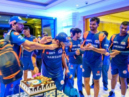 IPL 2019: Rohit Sharma's Birthday Celebration | IPL 2019 : 'असं' झालं रोहित शर्माच्या वाढदिवसाचे सेलिब्रेशन