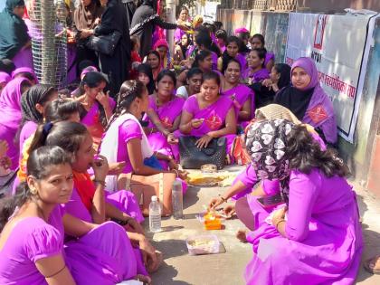 in bhiwandi asha workers women protest in front of the municipal corporation to eat chutney bread | भिवंडीत आशा वर्कर्स महिलांचे महानगरपालिकेसमोर चटणी भाकरी खाऊ आंदोलन 