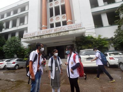 Therefore, the issue of ragging has come up again. What is the solution to this ragging epidemic in 'medical colleges'? | ‘मेडिकल कॉलेज’मध्ये रॅगिंगची नशा; महाविद्यालयांच्या विभाग प्रमुखांना दिवाळी गिफ्ट, अन् बरेच काही... Therefore, the issue of ragging has come up again. What is the solution to this ragging epidemic in 'medical colleges'? | ‘मेडिकल कॉलेज’मध्ये रॅगिंगची नशा; महाविद्यालयांच्या विभाग प्रमुखांना दिवाळी गिफ्ट, अन् बरेच काही...