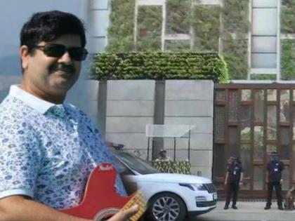 Suspicious death of owner mansukh hiren of car found outside mukesh Ambani's house | अंबानींच्या घराबाहेर सापडलेल्या कारच्या मालकाचा संशयास्पद मृत्यू