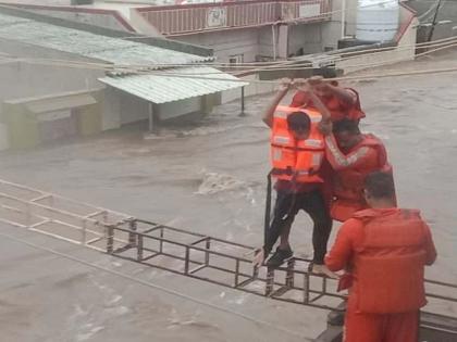 Flood in Gujarat: Roads become rivers! Jamnagar in Gujarat flooded; Many villages under water | Flood in Gujarat: रस्त्यांच्या नद्या झाल्या! गुजरातचे जामनगर पुरात बुडाले; अनेक गावे पाण्याखाली