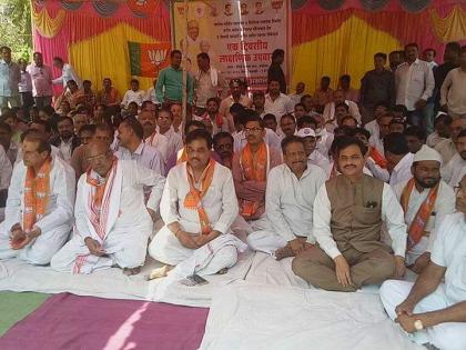 In Akola, BJP's Sanjay Dhotre and BJP's office-bearers' fasting | अकोल्यात खासदार संजय धोत्रे यांच्यासह भाजप पदाधिकाऱ्यांचे उपोषण