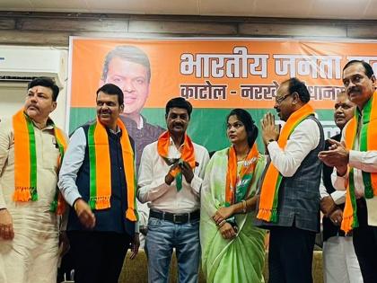 Political upheaval in Nitin Gadkari's Dhapewada; Congress sarpanch who came to BJP with her husband | गडकरींच्या धापेवाड्यात राजकीय उलथापालथ; काॅंग्रेसच्या सरपंचच पतीला घेऊन भाजपात आल्या