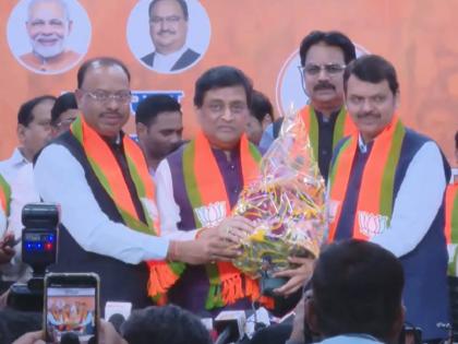 Maharashtra Deputy CM Devendra Fadnavis welcomes former CM and ex-Congress leader Ashok Chavan into BJP | अशोक चव्हाणांच्या हातात 'कमळ'; देवेंद्र फडणवीसांच्या उपस्थितीत भाजपामध्ये प्रवेश