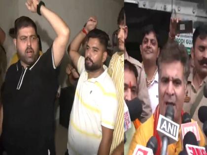 'We don't want import candidates', anger in J&K BJP, activists surround state president | 'आम्हाला आयात उमेदवार नको...', J&K भाजपमध्ये नाराजी, कार्यकर्त्यांचा प्रदेशाध्यक्षांना घेराव