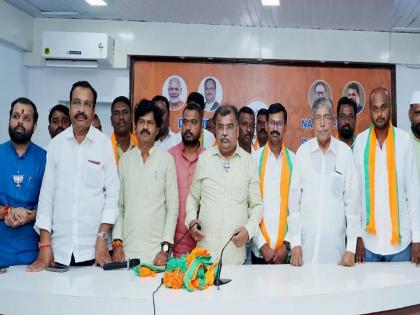 Former MP Sanjay Patil along with the mayor of the group joins BJP along with three corporators | Sangli: माजी खासदार संजय पाटील गटाच्या नगराध्यक्षसह तीन नगरसेवक भाजपात Former MP Sanjay Patil along with the mayor of the group joins BJP along with three corporators | Sangli: माजी खासदार संजय पाटील गटाच्या नगराध्यक्षसह तीन नगरसेवक भाजपात