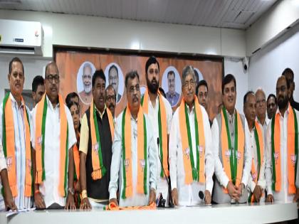 16 people including two former corporators from Congress and NCP in Kolhapur join BJP | कोल्हापुरात काँग्रेस, राष्ट्रवादीला धक्का; माजी नगरसेवकांसह १६ जणांनी केला भाजपमध्ये प्रवेश 16 people including two former corporators from Congress and NCP in Kolhapur join BJP | कोल्हापुरात काँग्रेस, राष्ट्रवादीला धक्का; माजी नगरसेवकांसह १६ जणांनी केला भाजपमध्ये प्रवेश