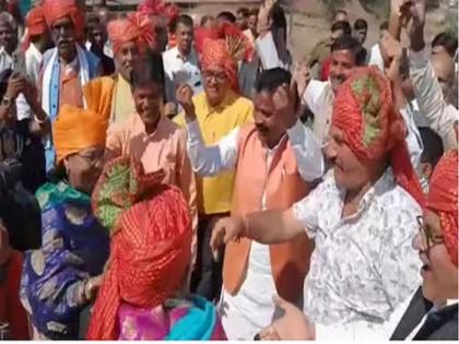 'Tuzko hi dulhania Banaunga, Varana...', BJP leader held the hands of women leaders and danced | ‘तुझको ही दुल्हनिया बनाऊंगा, वरना कुंवारा मर जाऊंगा, भाजपा नेत्याने महिला नेत्यांचा हात धरून केला डान्स