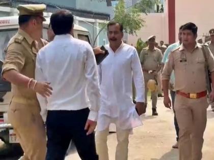 Lawyers beat BJP MLA yogesh varma in front of police; Type of Urban Bank Election | वकिलांकडून भाजपच्या आमदाराला पोलिसांसमोरच मारहाण; अर्बन बँक निवडणुकीतला प्रकार