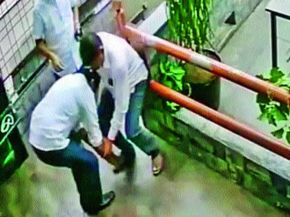 The BJP MLA held the plaintiff's feet | ...अन् भाजपा आमदाराने धरले फिर्यादीचे पाय