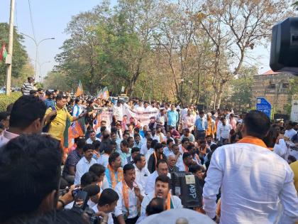 Nagpur: Defacement of Prime Minister Narendra Modi's hoarding, angry BJP holds protest in front of Zilla Parishad | Nagpur: पंतप्रधान नरेंद्र मोदींच्या होर्डिगचे विद्रुपीकरण, संतप्त भाजपचे जिल्हा परिषदेपुढे धरणे