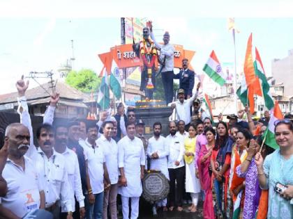 Saluting this unparalleled feat of the Indian Army, a Tricolor Padyatra was taken out by the Bharatiya Janata Party in Kolhapur | कोल्हापुरात भाजप'ने काढली तिरंगा पदयात्रा, भारतमातेच्या घोषणांनी परिसर दणाणला Saluting this unparalleled feat of the Indian Army, a Tricolor Padyatra was taken out by the Bharatiya Janata Party in Kolhapur | कोल्हापुरात भाजप'ने काढली तिरंगा पदयात्रा, भारतमातेच्या घोषणांनी परिसर दणाणला