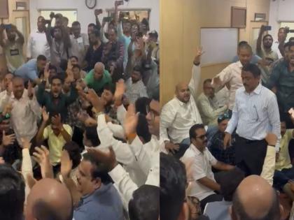 bjp protest in front of commissioner office for pardon | शास्ती माफीसाठी भाजपची आयुक्तांच्या दालनासमोर निदर्शने bjp protest in front of commissioner office for pardon | शास्ती माफीसाठी भाजपची आयुक्तांच्या दालनासमोर निदर्शने