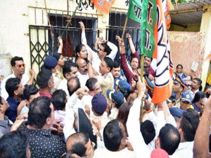 Shiv Sena-BJP worker's fight in Dahisar on opening of toilet | शौचालयाच्या उद्घाटनावरून शिवसेना-भाजपत श्रेयवाद, दहिसरमध्ये कार्यकर्ते भिडले