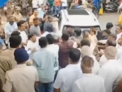 Mumbai BJP office bearers clash in front of Ashish Shelar car, a fight broke out between two groups at Kandivali | मुंबई भाजपा पदाधिकाऱ्यांमध्ये राडा; आशिष शेलार कारमधून उतरताच दोन गटांत हाणामारी Mumbai BJP office bearers clash in front of Ashish Shelar car, a fight broke out between two groups at Kandivali | मुंबई भाजपा पदाधिकाऱ्यांमध्ये राडा; आशिष शेलार कारमधून उतरताच दोन गटांत हाणामारी