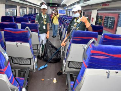 Cleaning of 'Vande Bharat' in just 14 minutes; A record time in the history of railways | ‘वंदे भारत’ची अवघ्या १४ मिनिटांत स्वच्छता; रेल्वेच्या इतिहासात विक्रमी वेळेची नोंद