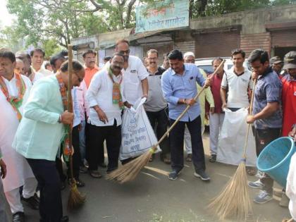 The BJP took again broom in Nagpur | नागपुरात  भाजपाने पुन्हा हाती घेतला झाडू 