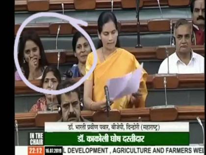 Video: Pritam Munde and Raksha Khadase Laugh together, as the Chief Minister devendra fadanvis gave his debt waiver by bharti pawar | Video : मुख्यमंत्र्यांनी कर्जमाफी दिली म्हणताच, प्रितम मुंडे अन् रक्षा खडसेंना हसू