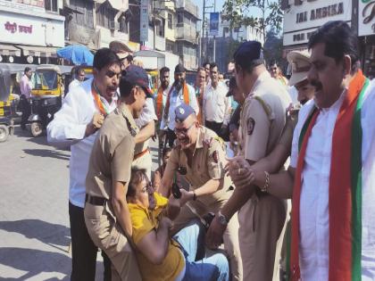 Ulhasnagar BJP's protest against Jitendra Awha, police arrest | उल्हासनगर भाजपचे जितेंद्र आव्हाडांविरोधात आंदोलन, पोलिसांची धरपकड