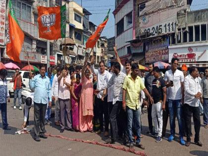 misbehave with Police in BJP's Celebration Ulhasnagar | उल्हासनगरात भाजपच्या जल्लोषाला गालबोट, पोलिसांना धक्काबुक्की