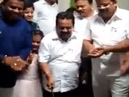 VIDEO: BJP leader cut cake with sword | VIDEO : कल्याणमध्ये भाजपा नेत्याने तलवारीने कापला केक