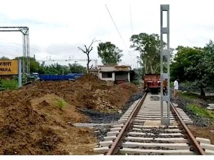 Railway contractor laid a new track, the electricity department erected a pole in between track at Madhyapradesh sagar district | Indian Railway Smart Work: कहरच केला...! कंत्राटदाराने नवा ट्रॅक टाकला, विद्युत विभागाने तर मधोमधच पोल उभारला