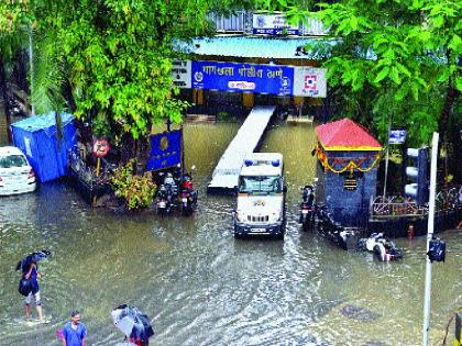  Rampwock by the Byculla police station! Warm solution on tumbling water | भायखळा पोलीस ठाण्यात ‘रॅम्पवॉक’! तुंबणाऱ्या पाण्यावर जालीम उपाय