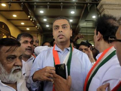 FIR registered against Congress candidate from South Mumbai Milind Deora | मिलिंद देवरांच्या अडचणीत वाढ; आचारसंहिता भंगाचा गुन्हा