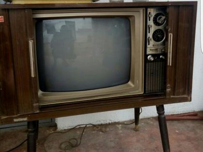 many people in kolhapur searching black and white tv after rumor spread through social media | 'ती' अफवा पसरली अन् कोल्हापूरकर शोधू लागले ब्लॅक अँड व्हाईट टीव्ही