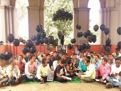 Unaided teachers protect with black balloons in the educational Deputy Directorate's office | विनाअनुदानित शिक्षकांनी शिक्षण उपसंचालक कार्यालयात सोडले काळे फुगे