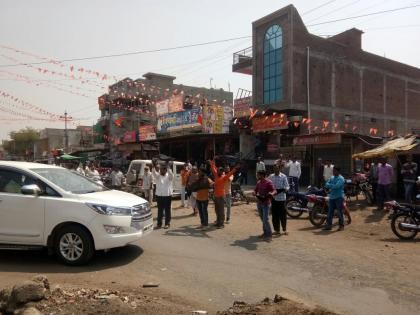 The black flag shown to Minister of State for Agriculture Sadabhau Khot in Mansora | कृषी राज्यमंत्री सदाभाऊ खोत यांना मानोरा येथे दाखविले काळे झेंडे