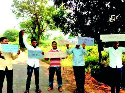 Black flag shown to Agriculture Ministers | कृषी मंत्र्यांना दाखविले काळे झेंडे