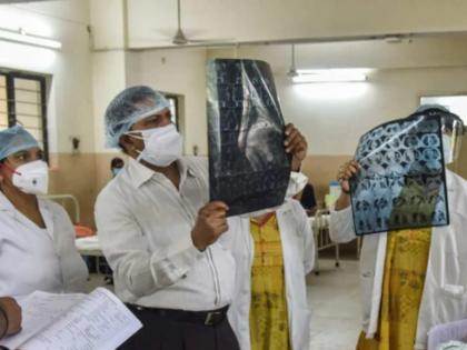 first case black fungus white fungus reported from harsh hospital ghaziabad | बापरे! कोरोनाचा कहर सुरू असतानाच 'या' ठिकाणी सापडला ब्लॅक अँड व्हाईट फंगसचा पहिला रुग्ण