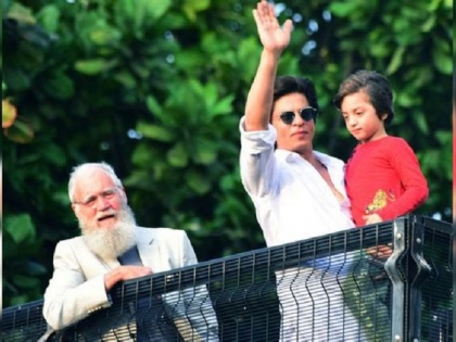 Legendary American chat show host David Letterman celebrates Eid with Shah Rukh Khan at his home |  ईदच्या दिवशी ‘मन्नत’च्या बाल्कनीत शाहरुख खानसोबत दिसलेली ही व्यक्ती कोण?