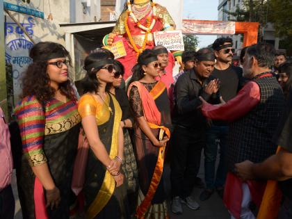 Protest of Mahanagar unit by put on black cloth | महानगर शाखेतर्फे काळ्या फिती लावून निषेध