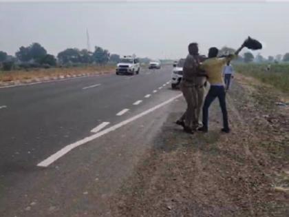 Black flags displayed to the convoy of Chhagan Bhujbal in Akhara Balapur Hingoli | आखाडा बाळापुरात मंत्री छगन भुजबळांच्या ताफ्याला दाखविले काळे झेंडे