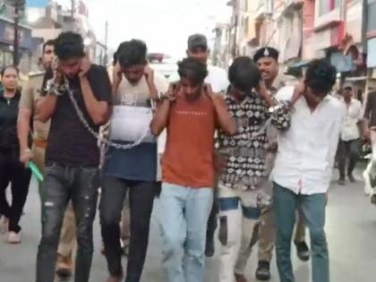 Police arrest 7 accused for making obscene videos of young women by trapping them in a love trap | प्रेमाच्या जाळ्यात अडकवून बनवले तरुणींचे अश्लील व्हिडीओ; ७ आरोपींची पोलिसांनी काढली धिंड Police arrest 7 accused for making obscene videos of young women by trapping them in a love trap | प्रेमाच्या जाळ्यात अडकवून बनवले तरुणींचे अश्लील व्हिडीओ; ७ आरोपींची पोलिसांनी काढली धिंड