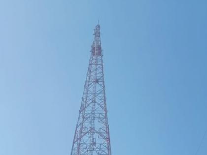 Youth movement by climbing 300 feet tower in Buldana | बुलडाण्यात ३०० फुट टॉवरवर चढून तरुणाचे आंदोलन