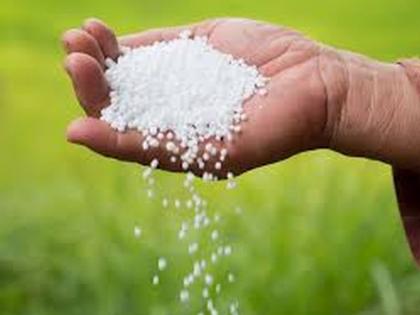 Buldana district got 2700 metric tons of urea | बुलडाणा जिल्ह्याला मिळाला २७०० मेट्रिक टन युरिया