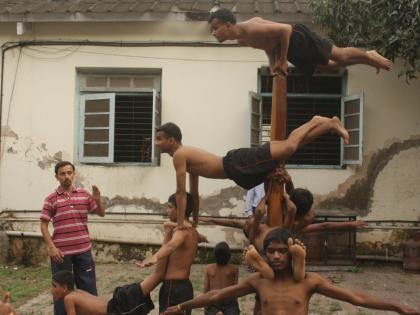 He teaches Mallakhamba to blind boys and girls .. Inspirational story of a Pune yongster | तो शिकवतो अंध मुलामुलींना मल्लखांब .. पुणेकर तरुणाची प्रेरणादायी कहाणी..