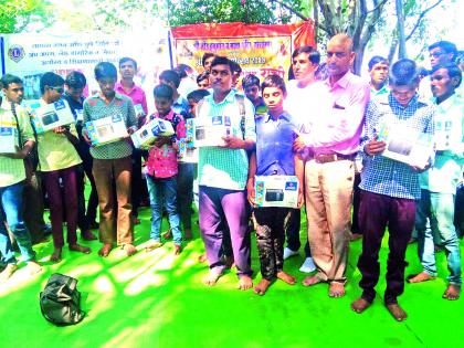 Radio distribution to blind students at Kektatomara | केकतउमरा येथे नेत्रहीन विद्यार्थ्यांना रेडिओ वाटप