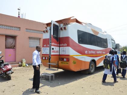 Reduction of blood in Solapur; Preparation for blood donation camp by road through mobile van | सोलापुरात रक्ताचा तुटवडा; मोबाईल व्हॅनद्वारे रस्त्यातच करतात रक्तदान शिबिराची तयारी