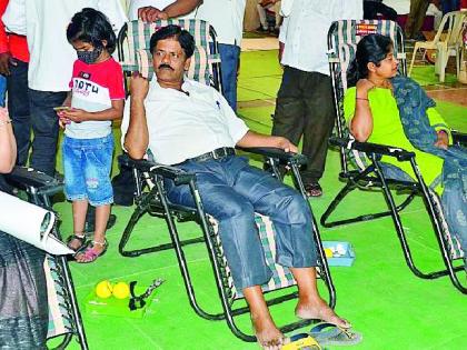 'Izhar-e-Mohabbat' by 55 couples donating blood | ५५ दाम्पत्याचा रक्तदानाने 'इजहार ए-मोहब्बत'