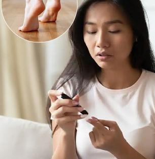 ब्लड शुगर हाय झाली की पायांवर दिसतात ‘ही’ लक्षणं, पाहा तुमच्या पायांवर दिसतात का या खुणा