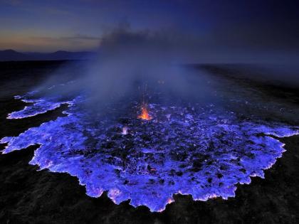 gunung merapi volacano is blue lava volacano in Indonesia | येथे आहे असा ज्वालामुखी ज्यातून वाहतो निळा लाव्हारस, यामागील कारण आहे फारच भयानक